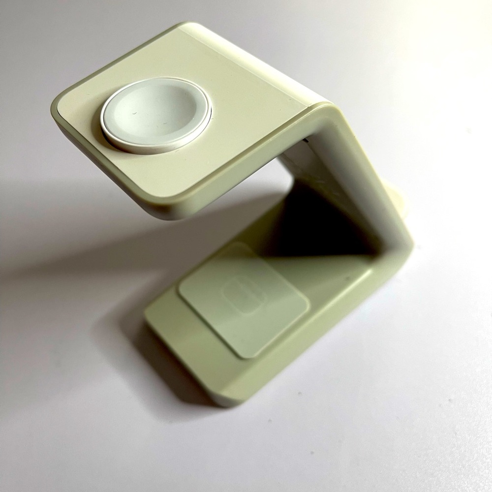 Aduro triple magnetic charger for iPhone, Apple Watch and AirPods
